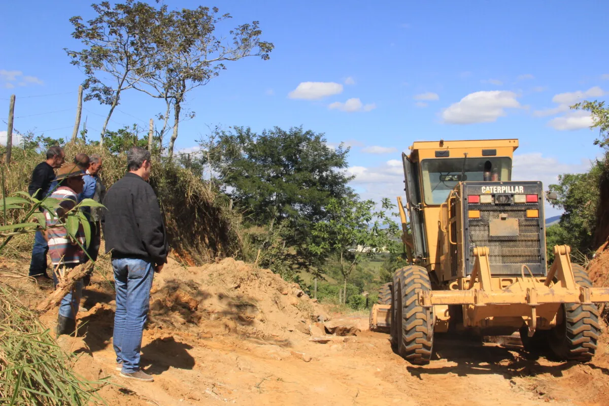 Prefeitura realiza manutenção na Estrada Quatis x Vargem Grande