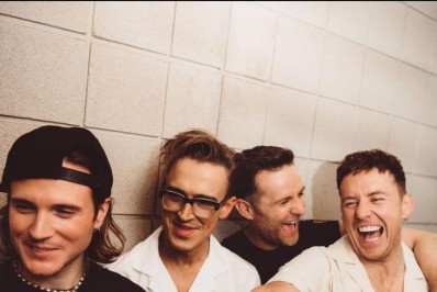 No Brasil, integrantes da banda McFly fazem coreografia 'Desenrola, bate, joga de ladinho'