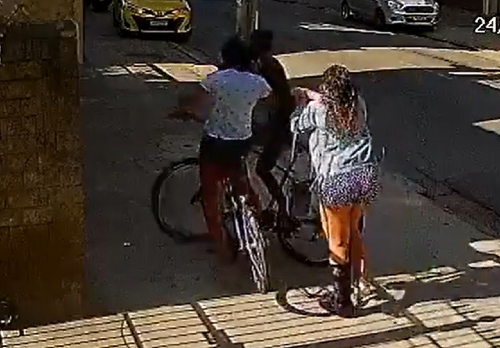 Momento em que assaltantes se aproximam da vítima, que precisou ser hospitalizada - Reprodução