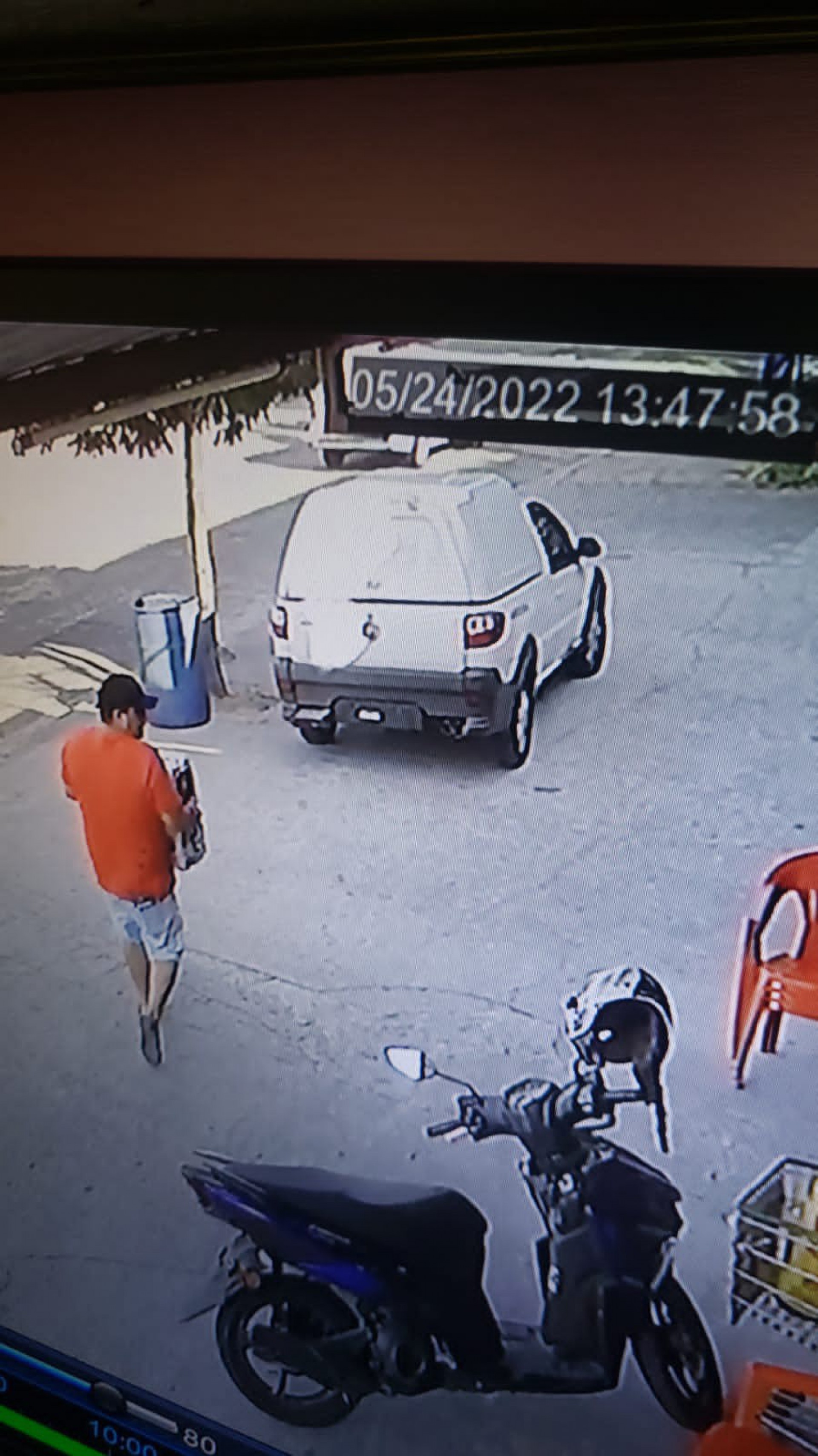 Dupla de assaltantes, com aparência entre 50 e 60 anos, está sendo procurada por policiais civis da 32ª DP (Taquara) - Divulgação