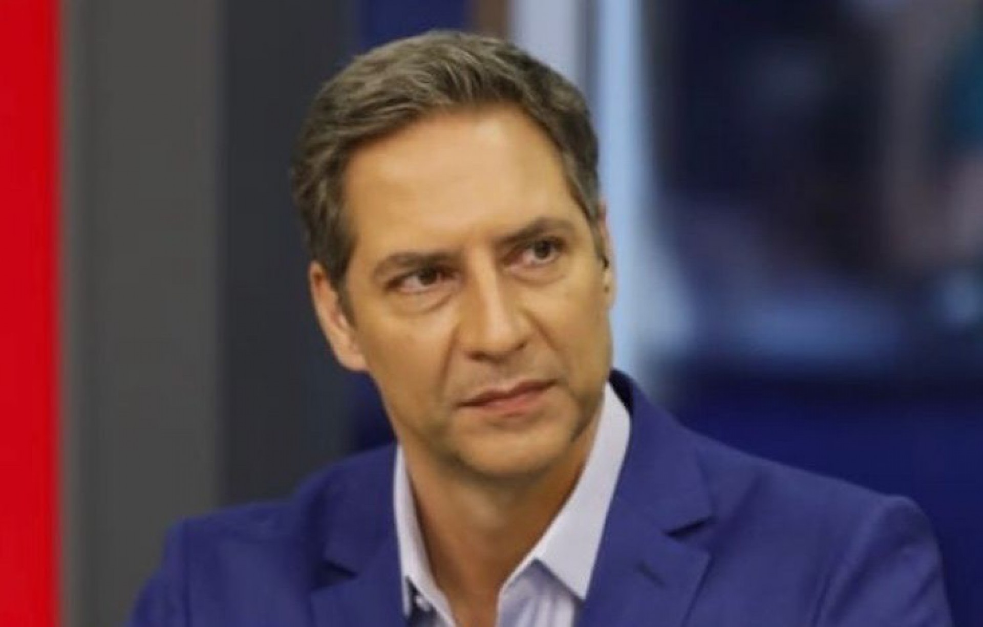 Luís Ernesto Lacombe assume a bancada do RedeTV! News com Erica Reis - Reprodução/Internet