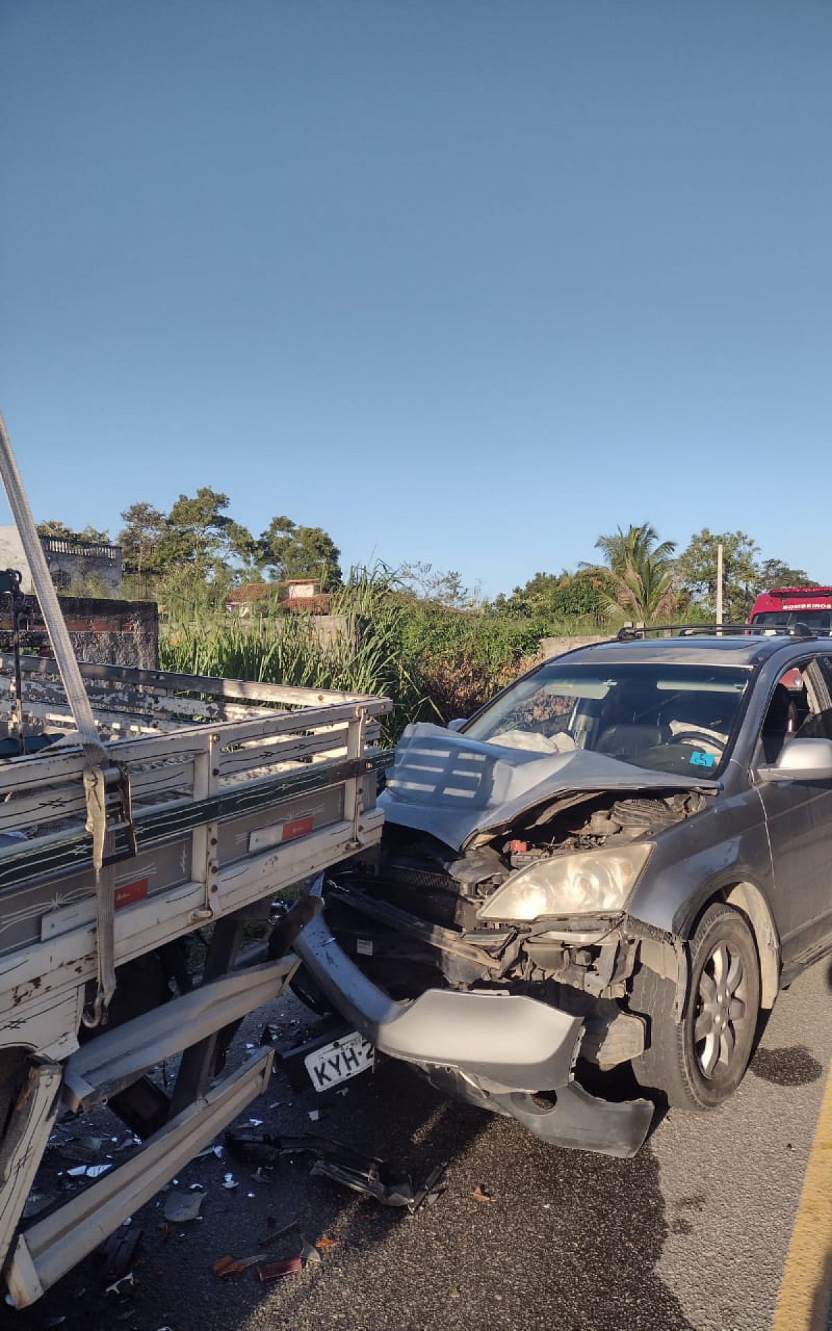 Colis&atilde;o entre carro e caminh&atilde;o deixa m&atilde;e e filha feridas em Saquarema