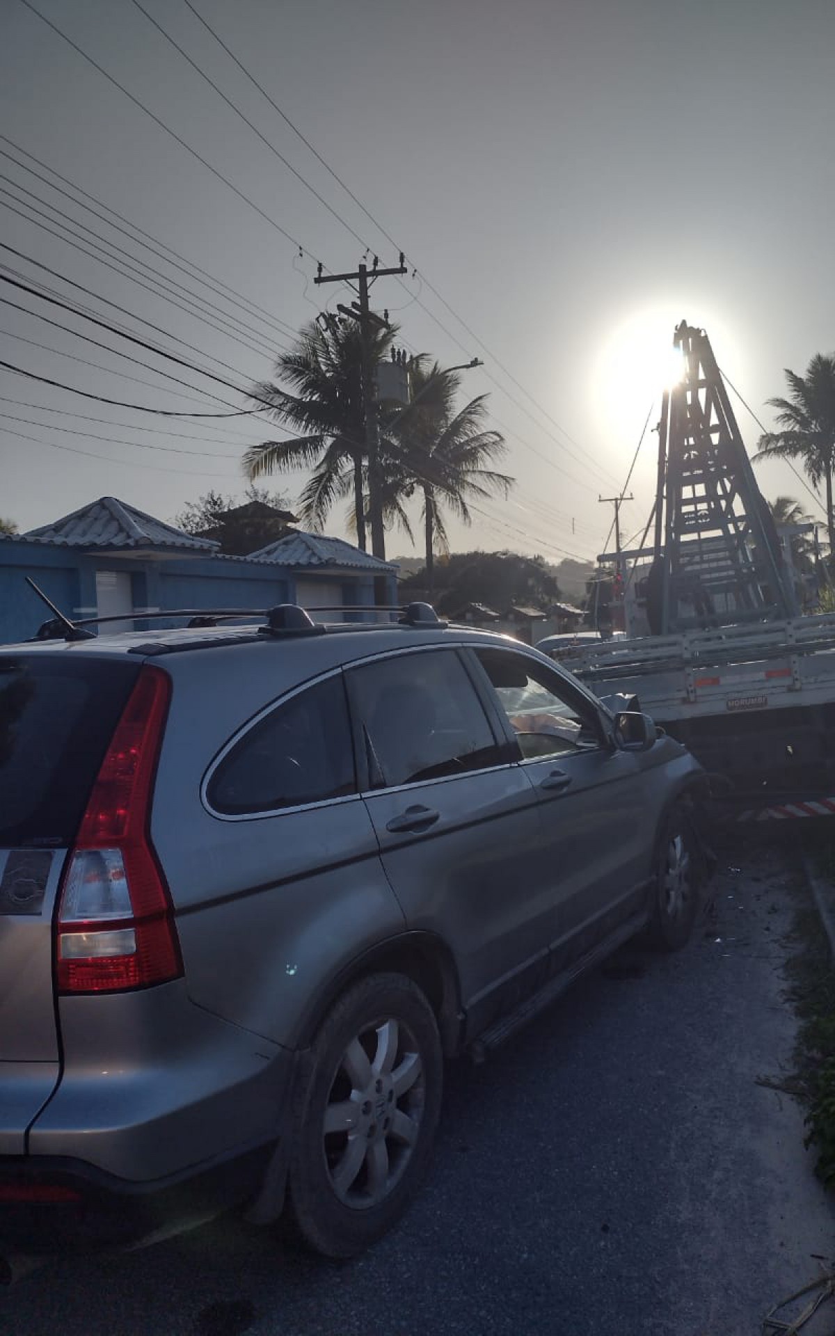 Colis&atilde;o entre carro e caminh&atilde;o deixa m&atilde;e e filha feridas em Saquarema
