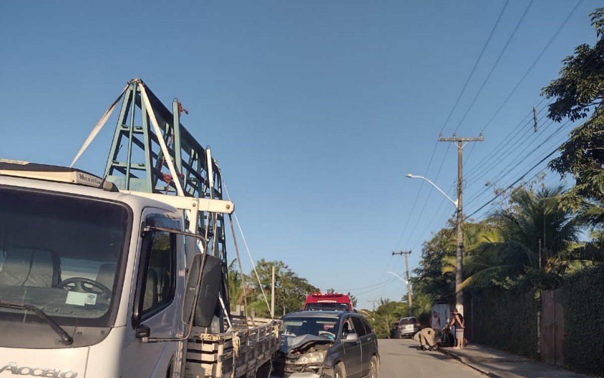 Colis&atilde;o entre carro e caminh&atilde;o deixa m&atilde;e e filha feridas em Saquarema