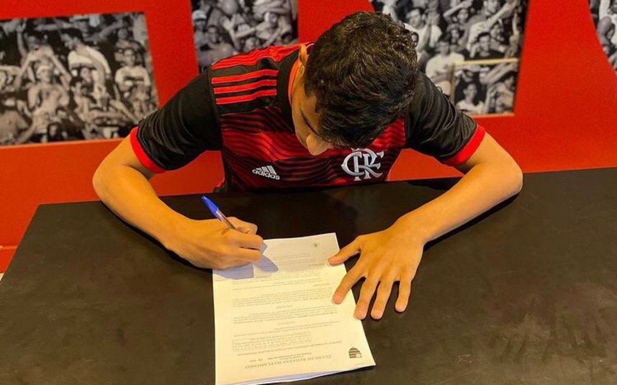 Levy Dias, do sub-13, assinou por mais três anos no Flamengo