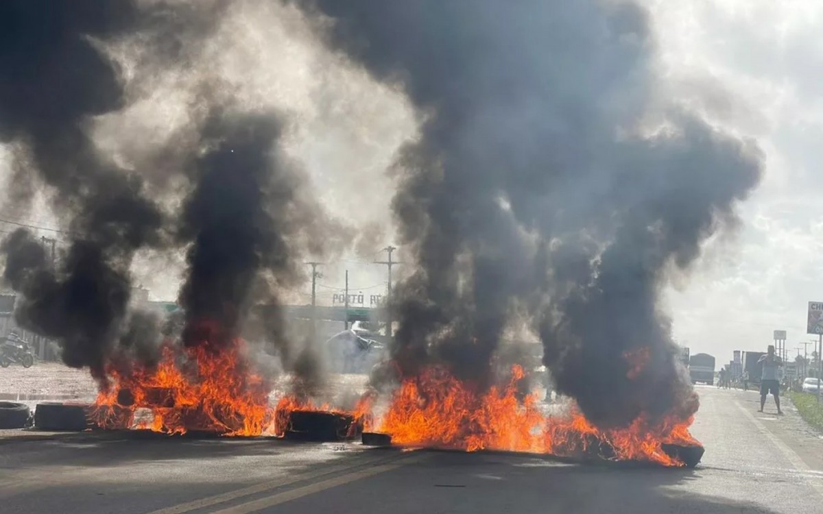 Manifestantes atearam fogo em pneus e fecharam a estrada - reprodução