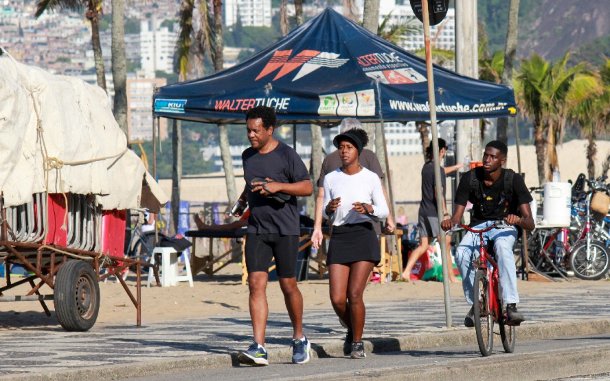 Maju Coutinho corre na orla de Ipanema, na Zona Sul do Rio, acompanhada pelo marido, Agostinho, na manh&atilde; desta quinta-feira