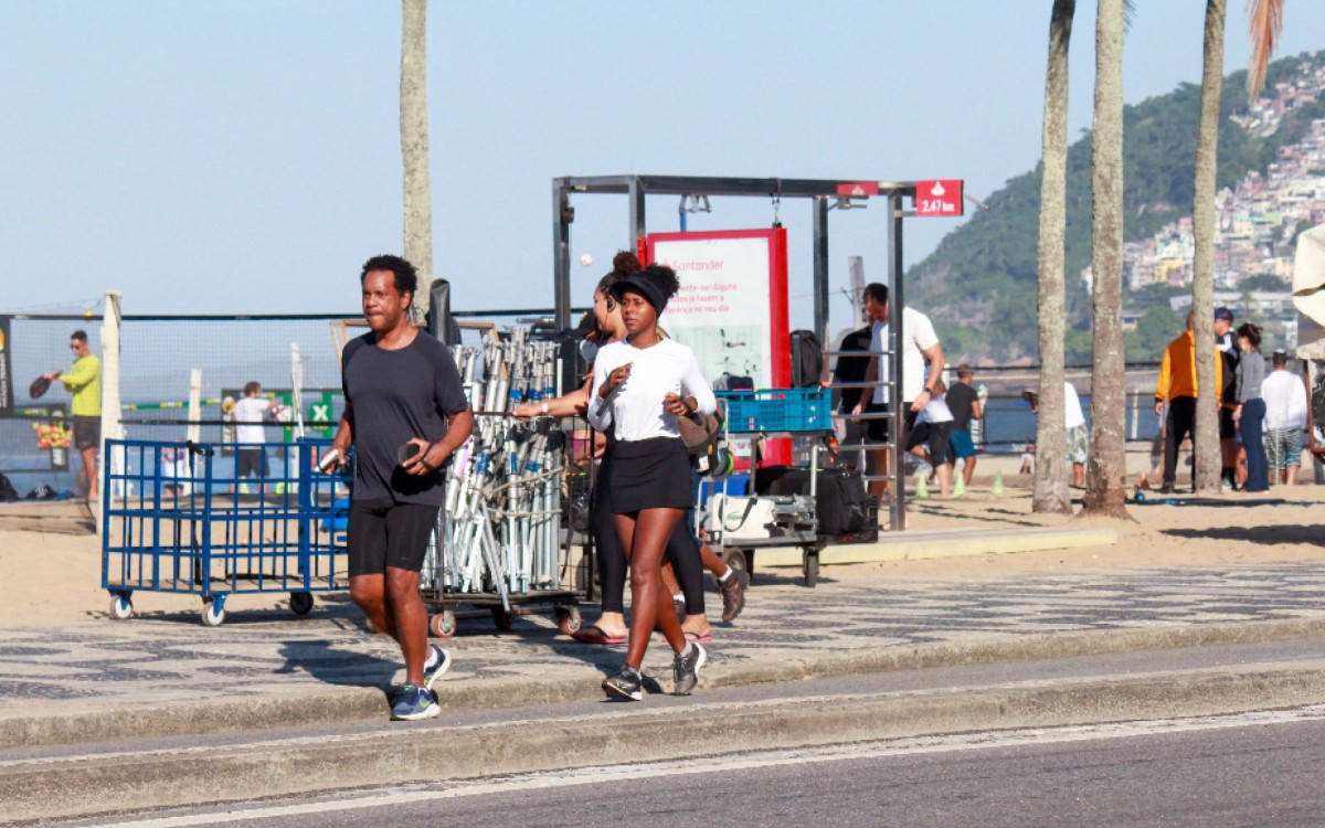 Maju Coutinho corre na orla de Ipanema, na Zona Sul do Rio, acompanhada pelo marido, Agostinho, na manh&atilde; desta quinta-feira