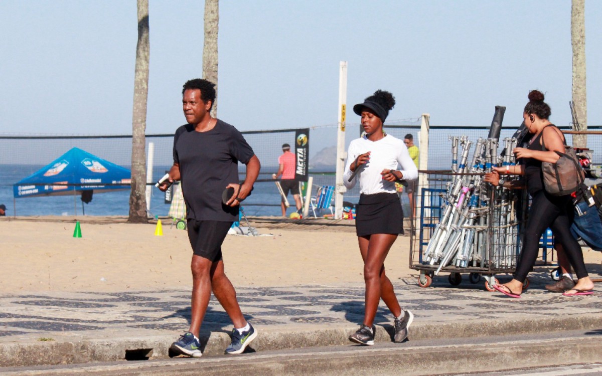 Maju Coutinho corre na orla de Ipanema, na Zona Sul do Rio, acompanhada pelo marido, Agostinho, na manh&atilde; desta quinta-feira