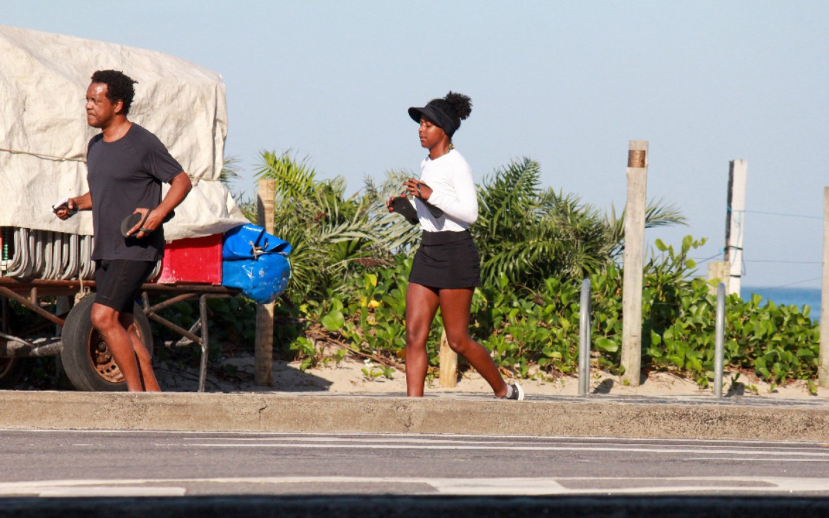 Maju Coutinho corre na orla de Ipanema, na Zona Sul do Rio, acompanhada pelo marido, Agostinho, na manh&atilde; desta quinta-feira