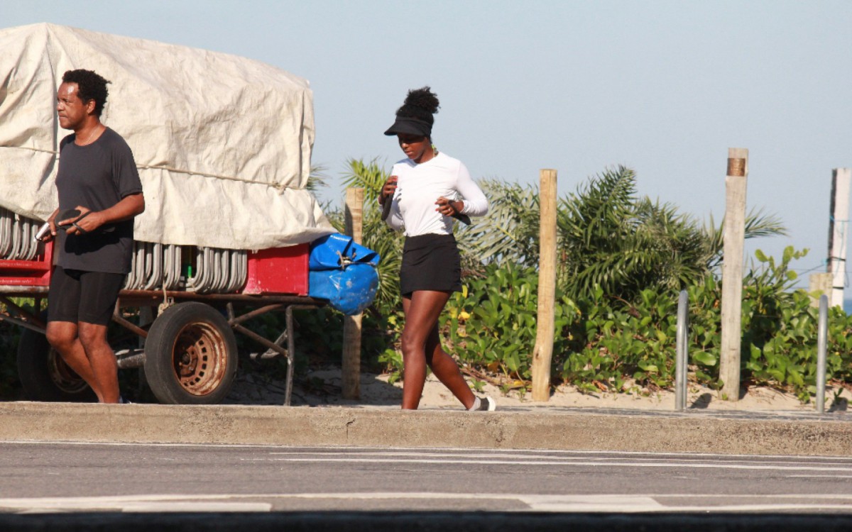 Maju Coutinho corre na orla de Ipanema, na Zona Sul do Rio, acompanhada pelo marido, Agostinho, na manh&atilde; desta quinta-feira