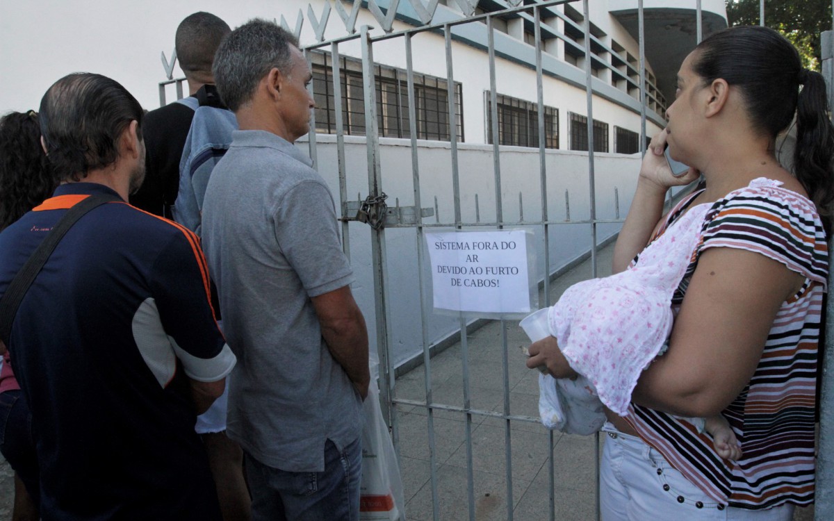 Posto do INSS da Pra&ccedil;a da Bandeira, estava fechado por causa de furto de cabos, nesta quinta feira (26).