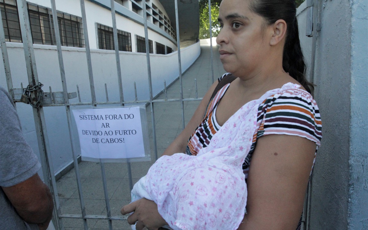 Posto do INSS da Pra&ccedil;a da Bandeira, estava fechado por causa de furto de cabos, nesta quinta feira (26), na foto Luana Barbosa.