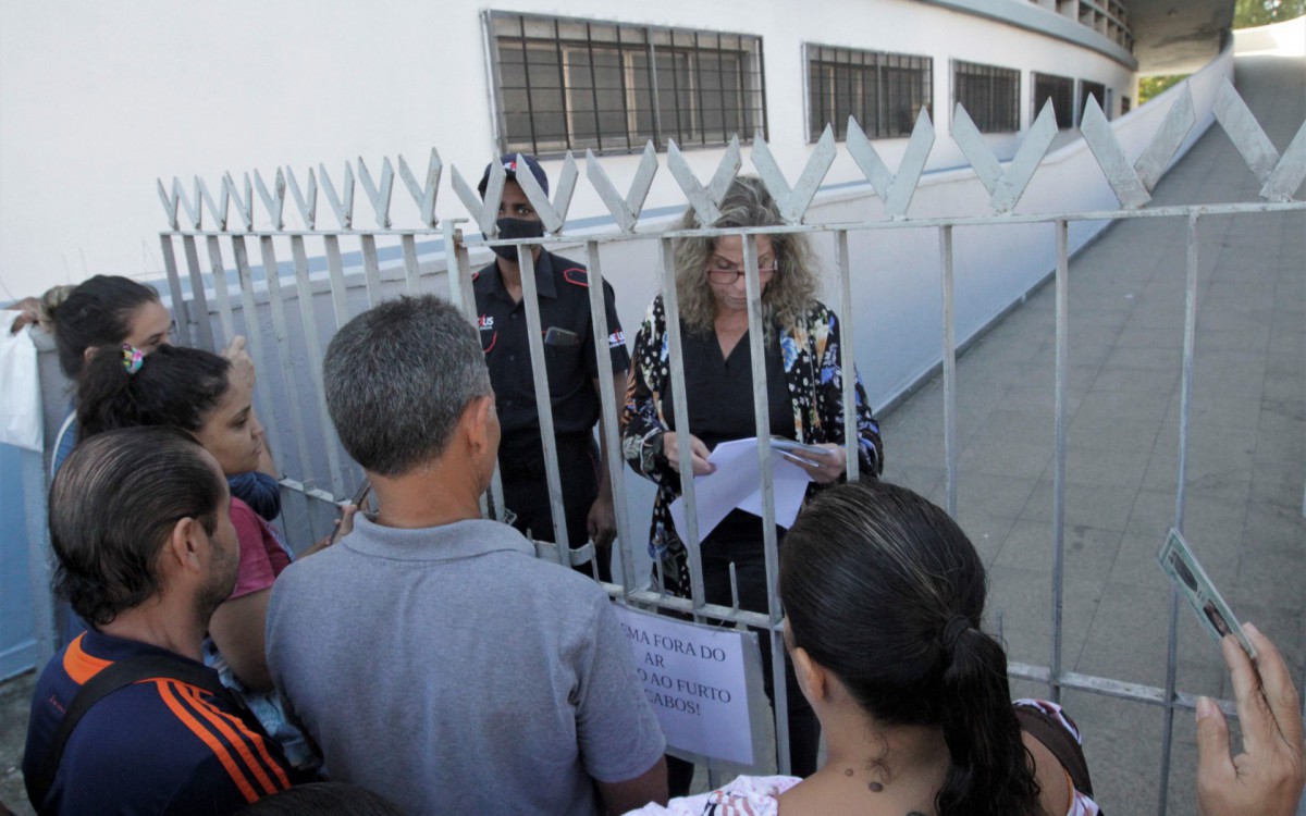 Posto do INSS da Pra&ccedil;a da Bandeira, estava fechado por causa de furto de cabos, nesta quinta feira (26).