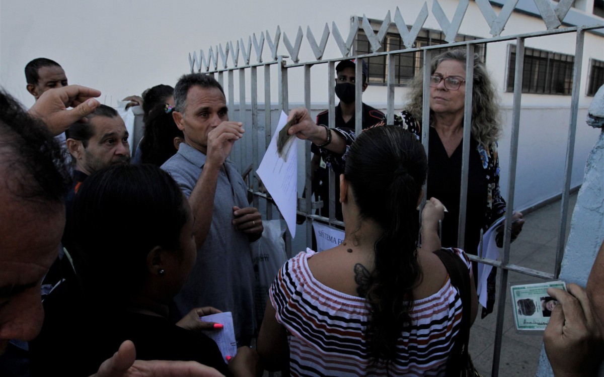 Posto do INSS da Pra&ccedil;a da Bandeira, estava fechado por causa de furto de cabos, nesta quinta feira (26).