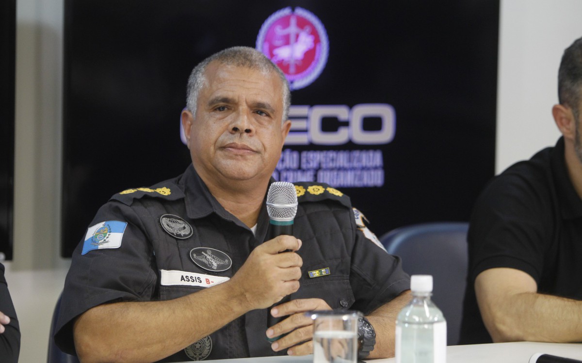 Policia - Opera&ccedil;ao Mercenarios - MPRJ faz opera&ccedil;ao para prender 11 PMs acusados de torturar e extorquir criminosos. Dos 11 procurados, nove foram presos na a&ccedil;ao. Na foto, coronel Assis, subcorregedor da policia militar, na coletiva de imprensa, no centro do Rio. 