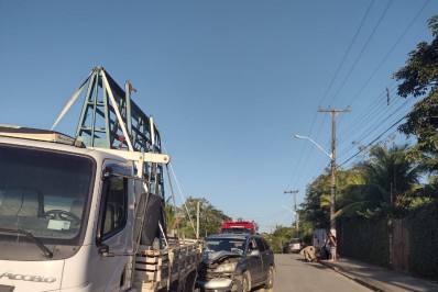 Colisão entre carro e caminhão deixa mãe e filha feridas em Saquarema