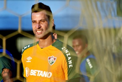 Diniz atualiza situação de Fábio após choque em duelo do Fluminense: 'Está super bem'