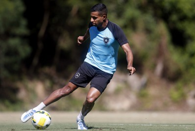 Atacante do Botafogo comemora sequência do time, mas prega atenção no Campeonato Brasileiro