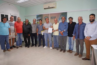Alexandre Martins recebe Minuta do Código de Obras do município realizada pela Associação dos Engenheiros e Arquitetos de Búzios