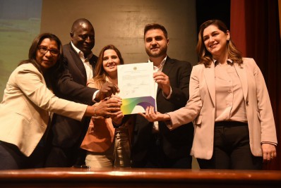 Ministra assina termos que fortalecem vínculos familiares e desenvolvem habilidades sociais