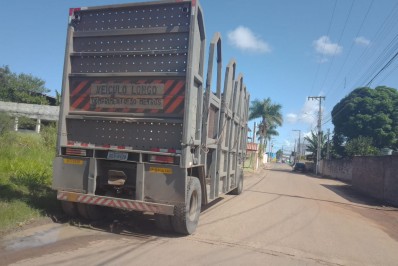 Fiscalização do trânsito intensifica fiscalização contra caminhão estacionado em local proibido