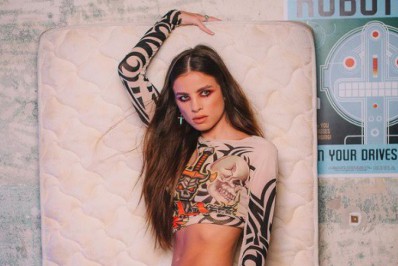 Giulia Be mostra lado stalker com seu novo single, 'FBI'