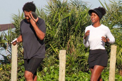 Que disposição! Maju Coutinho corre na orla acompanhada pelo marido