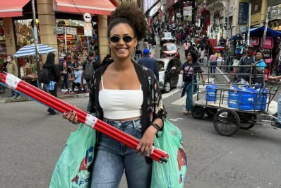 Ex-BBB Jessilane faz compras na 25 de Março e confirma desfile na SPFW