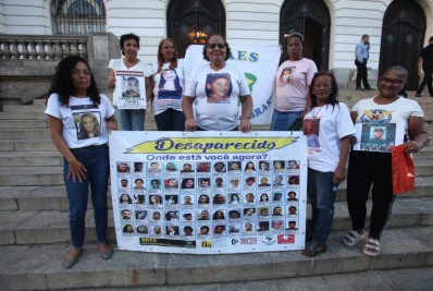 Mães de desaparecidos se reúnem em frente à Câmara dos Vereadores para cobrar melhorias em investigações
