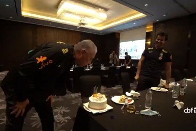 Em apresentação da Seleção na Coreia do Sul, Tite recebe bolo de aniversário