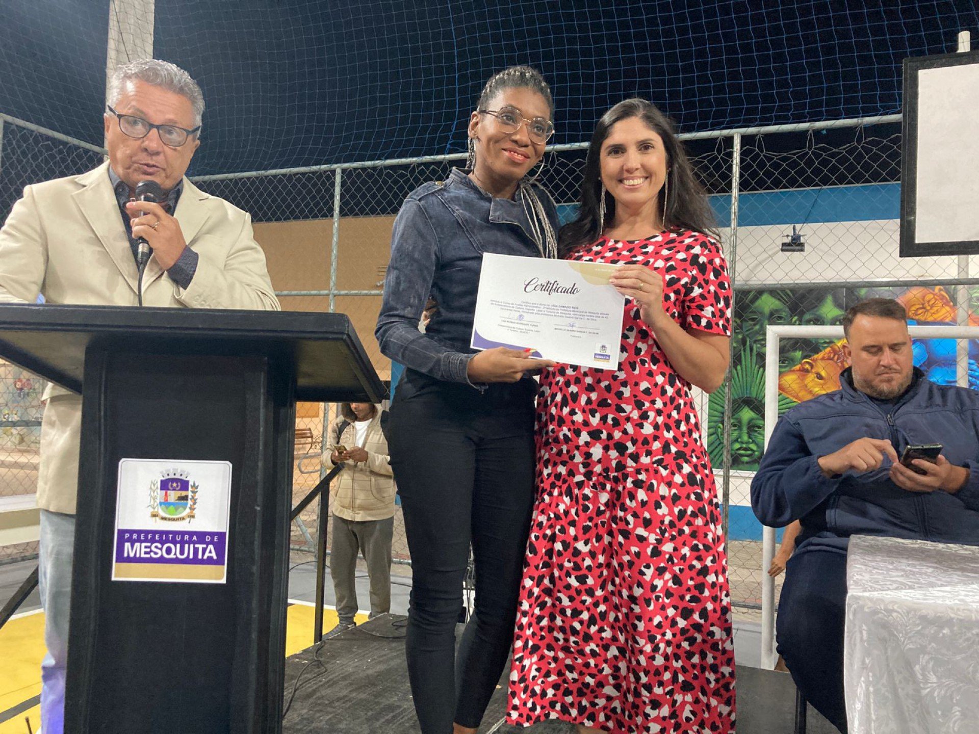 Ligia Damazio recebe o certificado das mãos da professora da turma de Auxiliar Administrativo, Michelle Garcia - Márcio Maio/PMM