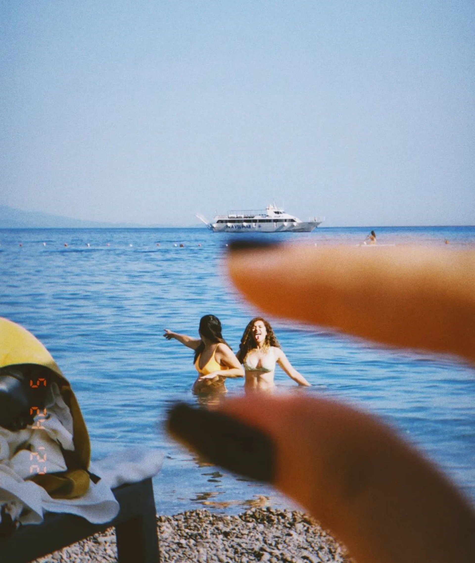 Maisa Silva curte dia de sol com amigas na Itália - Reprodução Internet