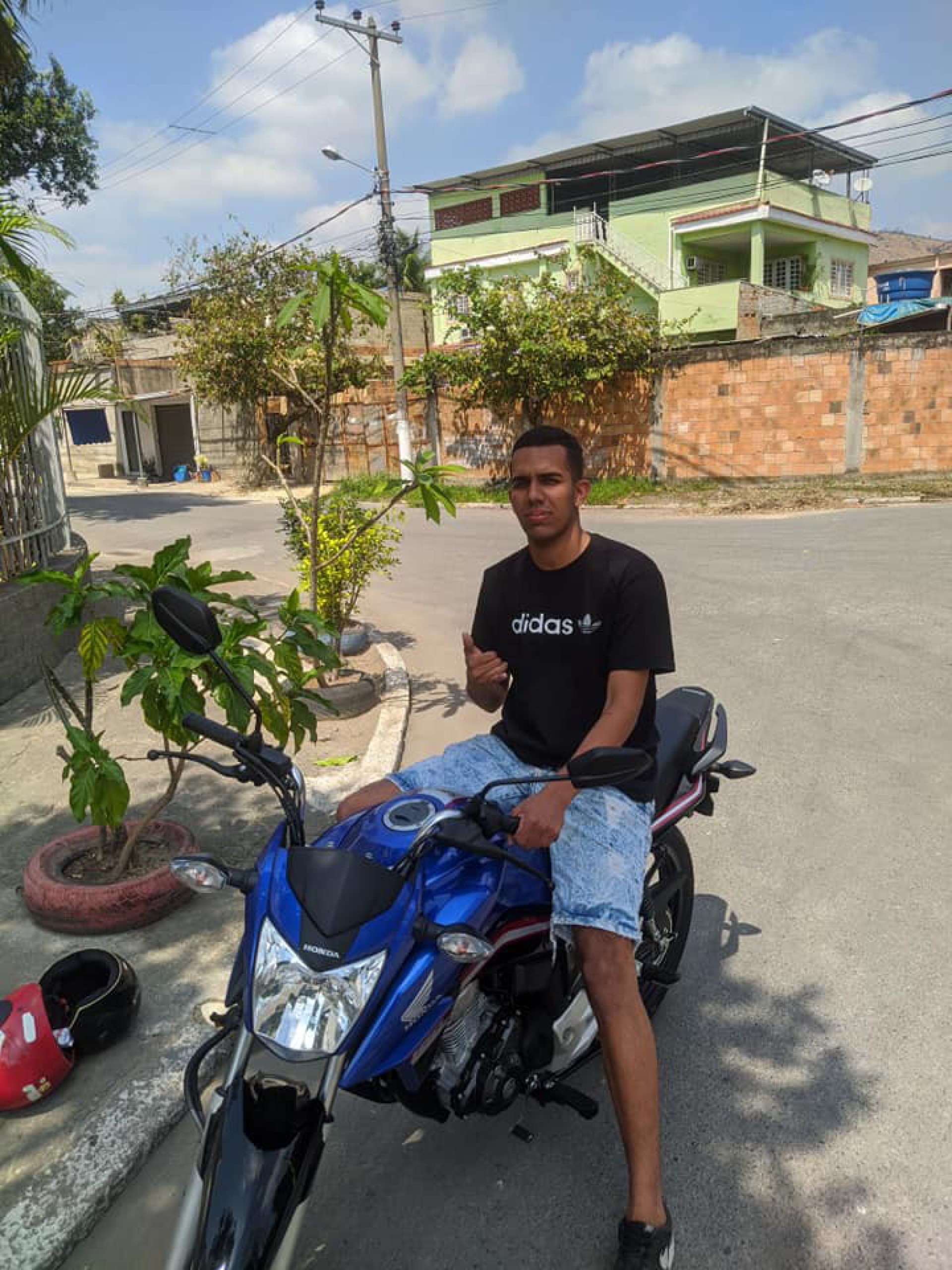 Luiz Elias estava de moto, aguardando a mãe que saía do trabalho em Nova Iguaçu, quando foi atacado atacado por criminosos - Reprodução Facebook