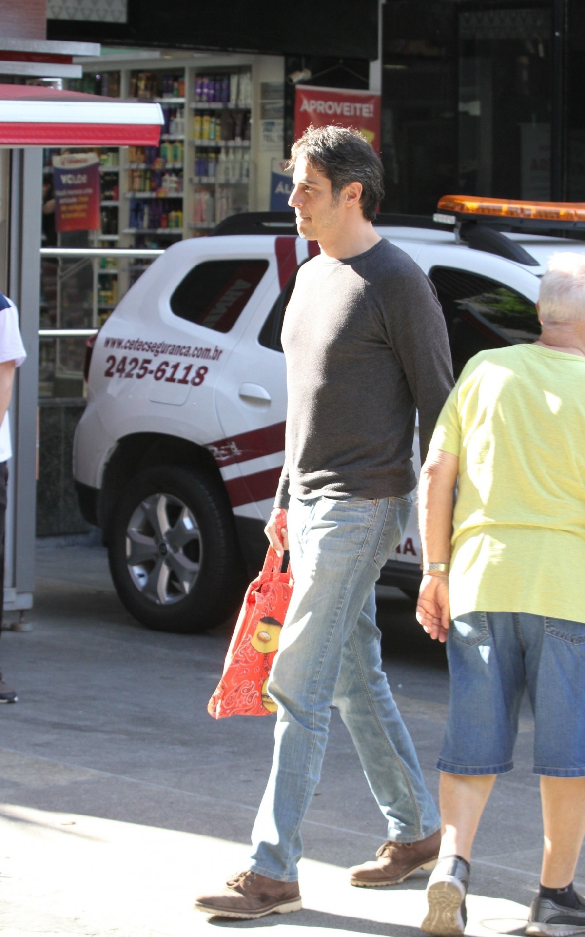 Mateus Solano foi visto deixando shopping na Zona Sul do Rio, nesta sexta-feira