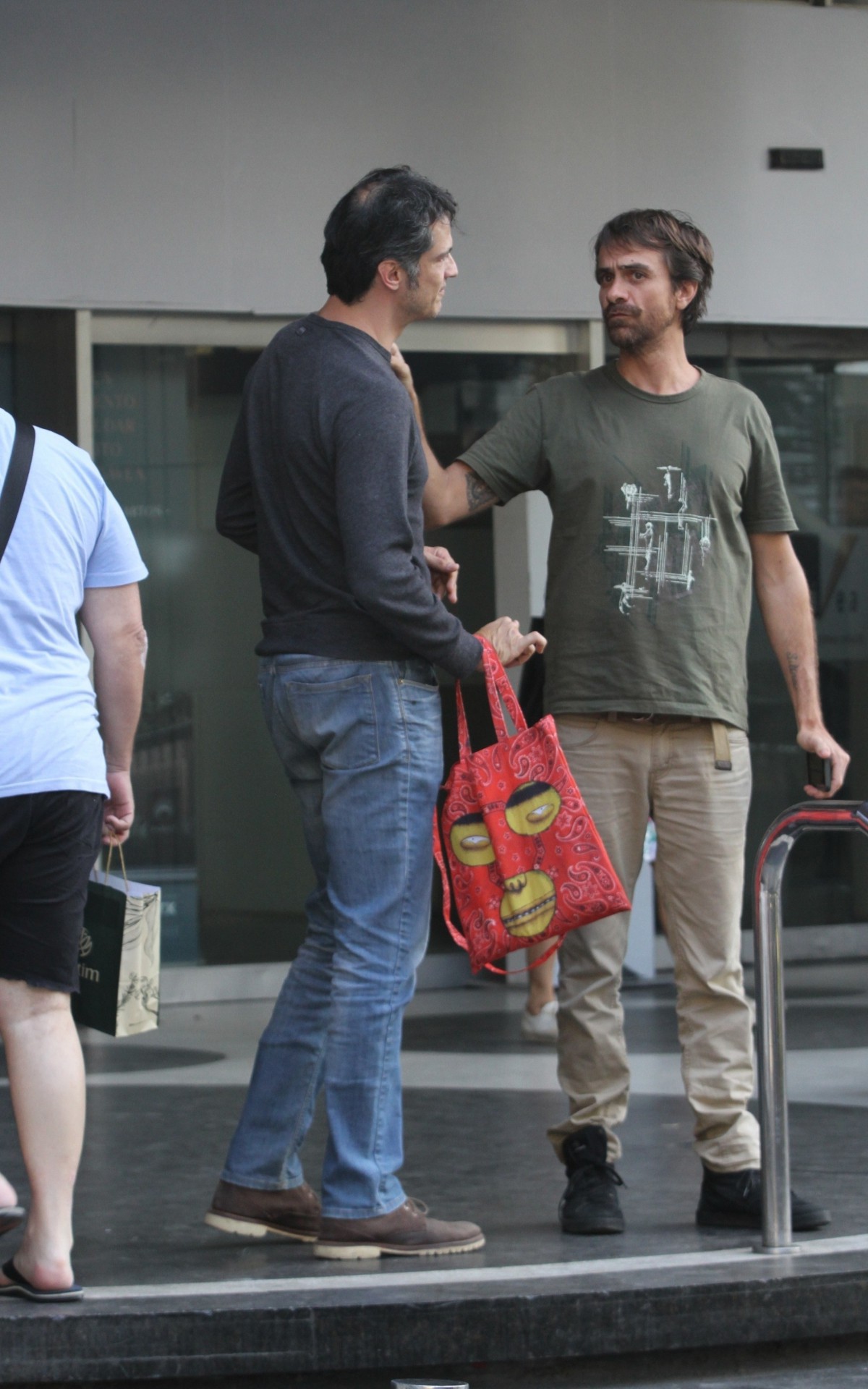 Mateus Solano passeou com amigo em shopping da Zona Sul, nesta sexta-feira