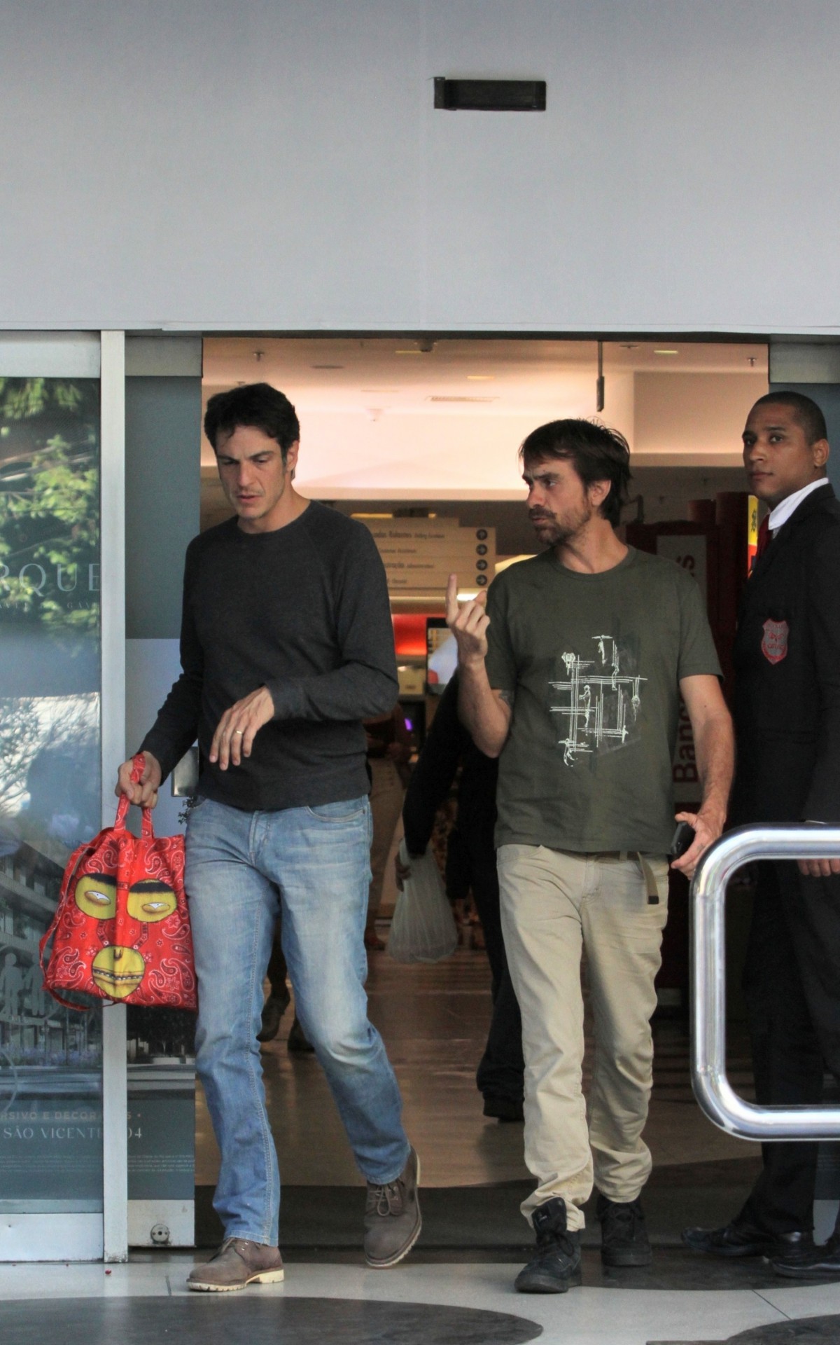 Mateus Solano passeou com amigo em shopping da Zona Sul, nesta sexta-feira