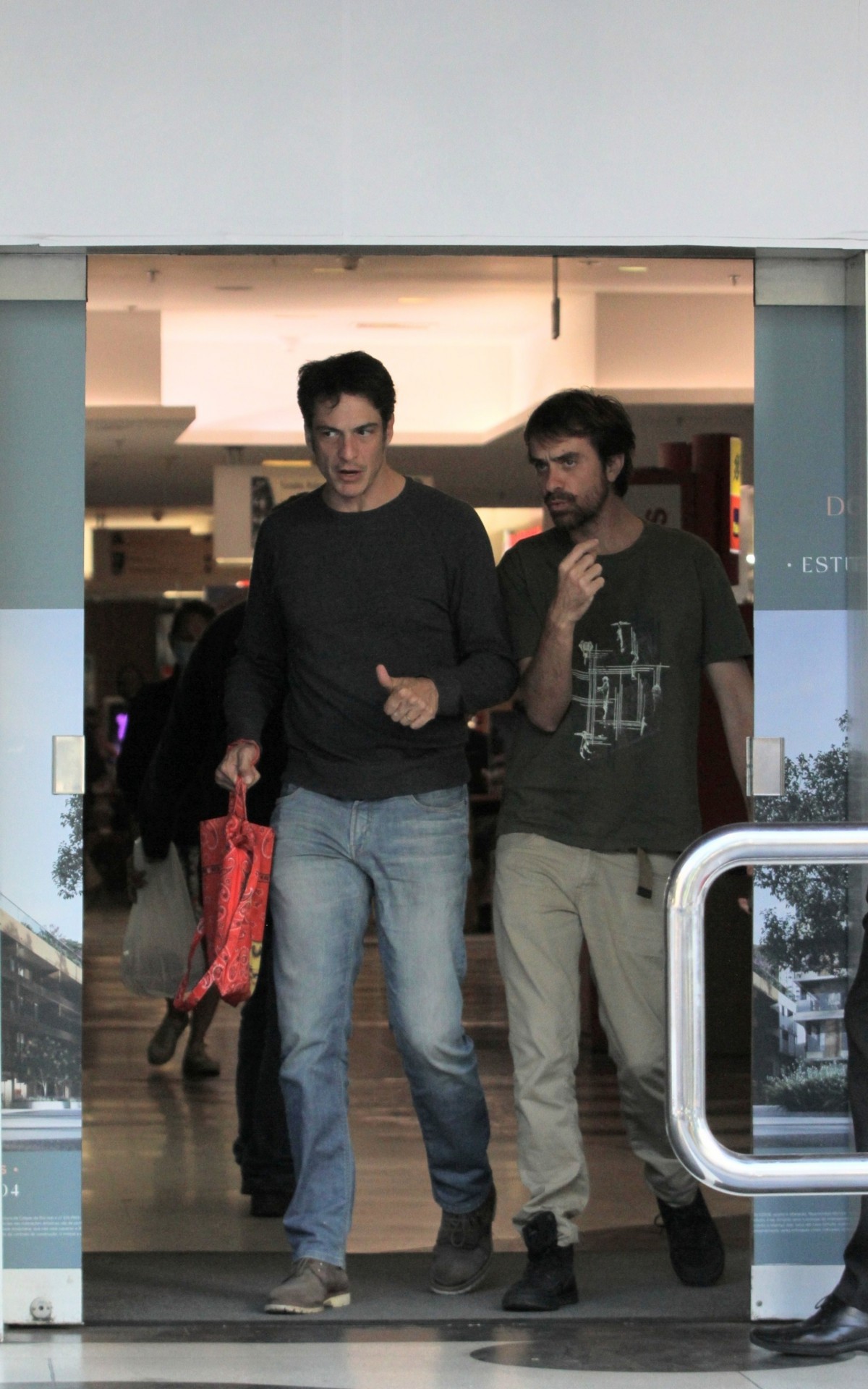 Mateus Solano passeou com amigo em shopping da Zona Sul, nesta sexta-feira