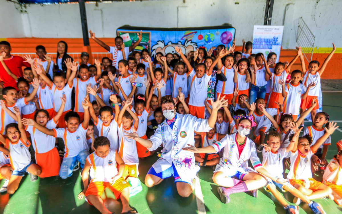 Os atores Fabi Pifer e Daniel Guisard se confraternizaram com os alunos no final do espet&aacute;culo