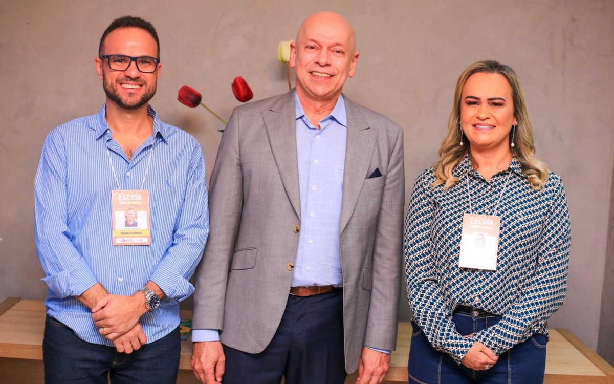 Leandro Karnal (ao centro) o secret&aacute;rio de Educa&ccedil;&atilde;o, Denis Macedo, e a deputada federal Daniela do Waguinho