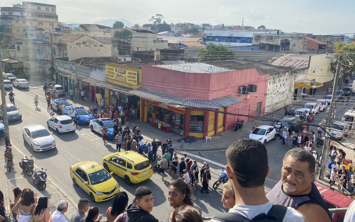 Policiais fizeram cerco em local onde tiroteio ocorreu próximo à estação de trem de Oswaldo Cruz - Reprodução Twitter