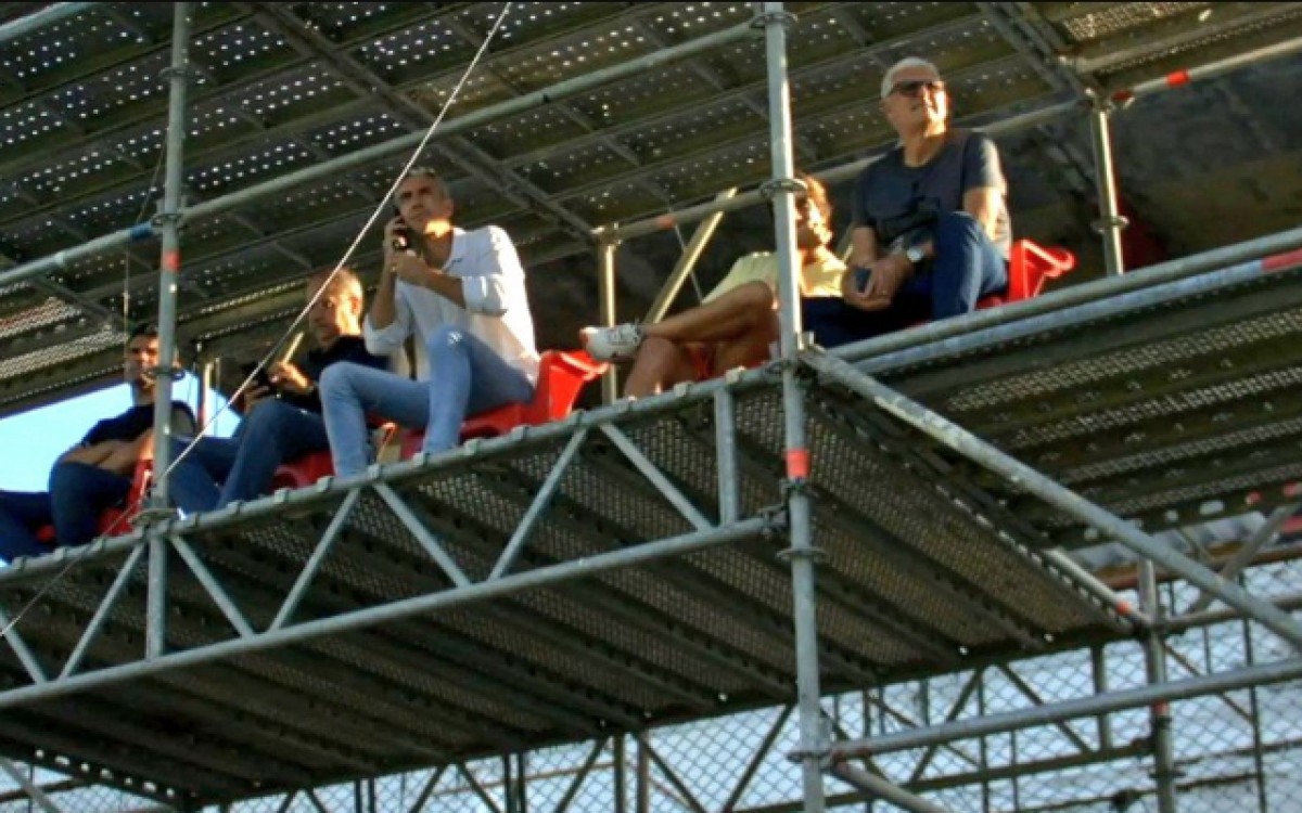 Paulo Sousa assiste jogo do Flamengo em cima de andaime - Reprodução