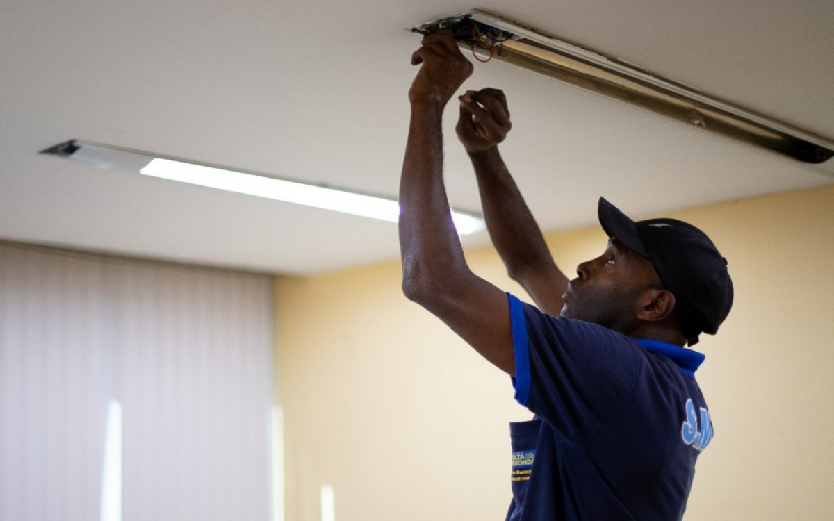 Troca de l&acirc;mpada no pr&eacute;dio p&uacute;blico em Volta Redonda  - Cris Oliveira/Secom PMVR