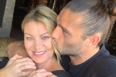 Jogador de clube inglês é flagrado na cama com outra mulher às vésperas de casamento