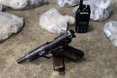 PM apreende drogas, arma e carregador no bairro de Éden, em Meriti