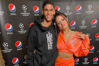 Em Paris, Luva de Pedreiro encontra Camila Cabello e cantora solta o bordão do influencer: 'Receba!'