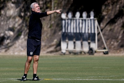 Luís Castro recebe elogios de atacante do Botafogo: 'É um cara sinistro, inteligente demais'