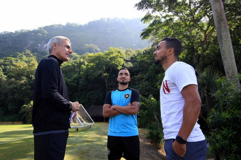 Irmão de Rafael e jogador do Nantes, Fábio visita o treino do Botafogo