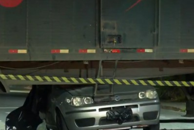 Homem morre após carro colidir em carreta na Zona Oeste