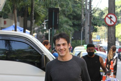 Mateus Solano passeia pela Zona Sul do Rio antes do fim de 'Quanto Mais Vida, Melhor'